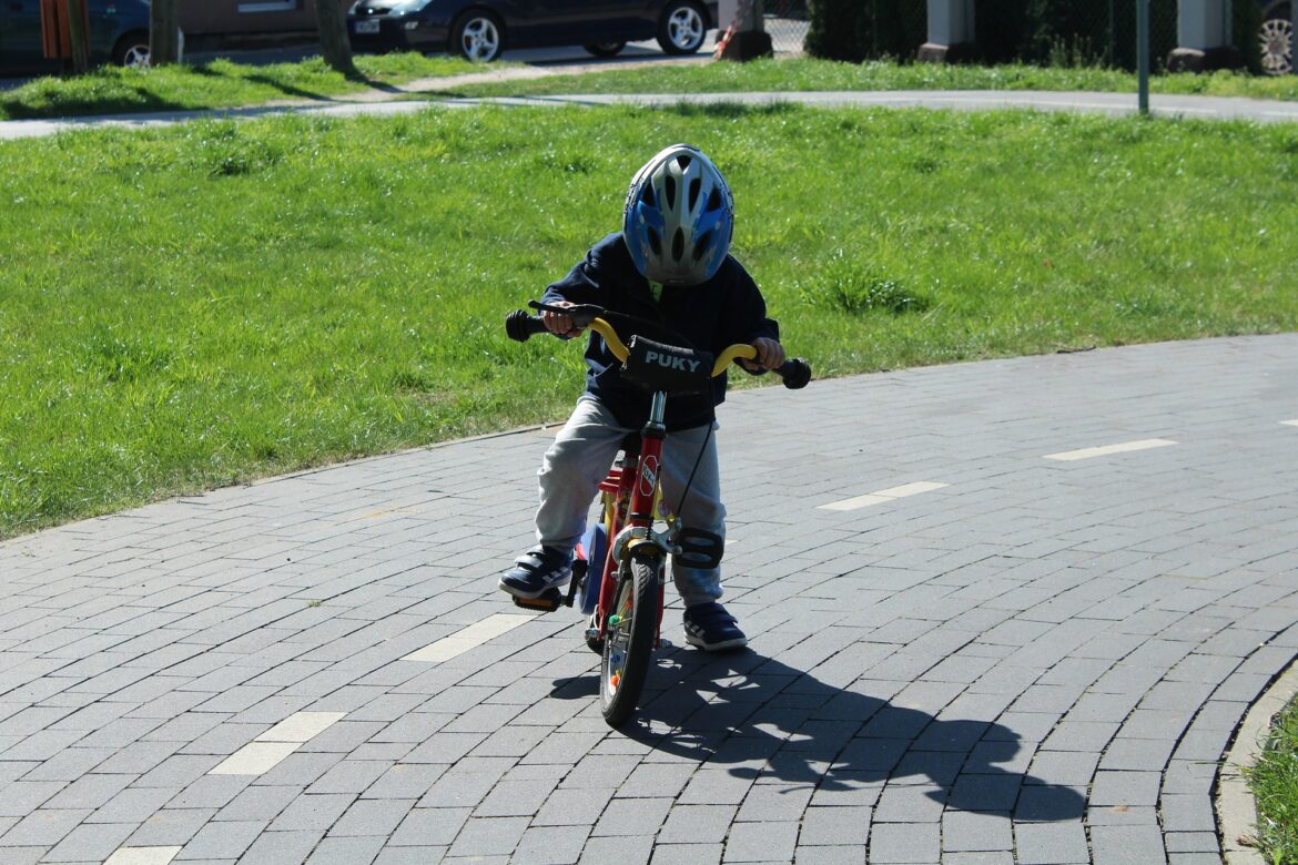dziecko-jedzie-na-rowerze dziecko na rowerze biegowym