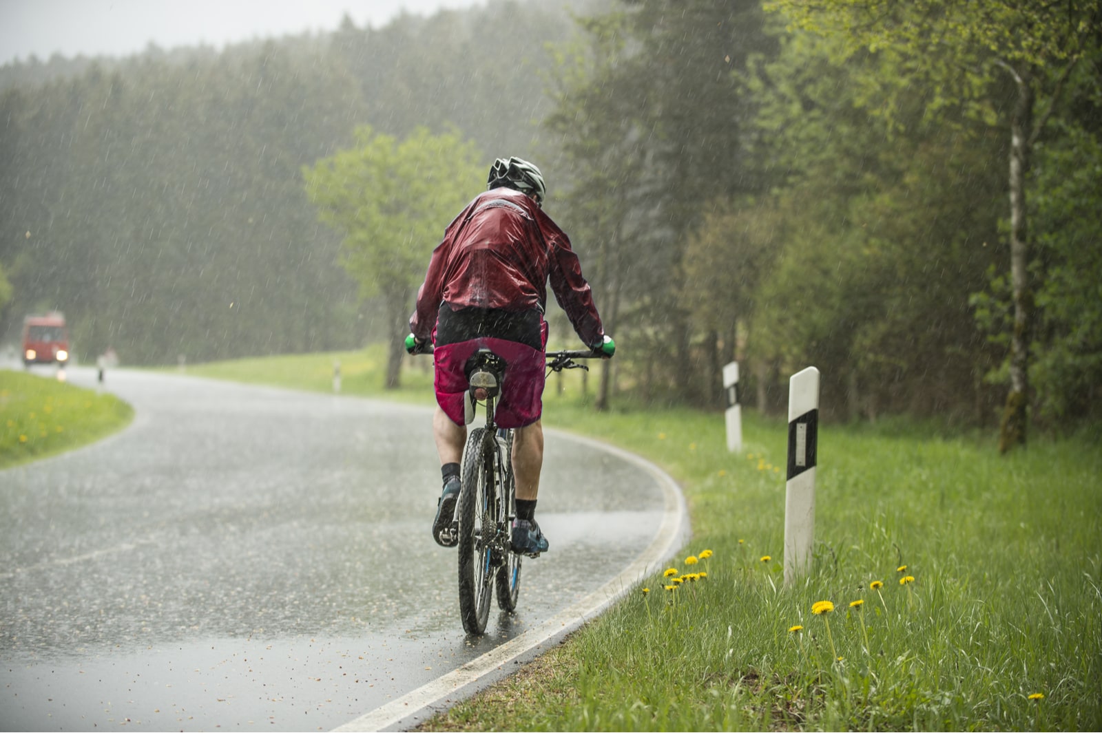 jazda rowerem w deszczu